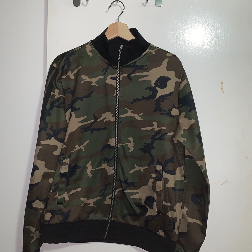 Camouflaged zip up